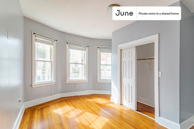 Building Photo - Private bedroom in 3 bed/1.5 bath Home