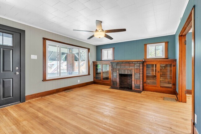 Building Photo - 2 Bed 1 Bath in Rochester, PA