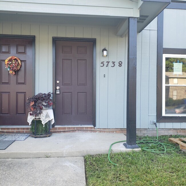 Foto del edificio - 5738 Aftonshire Dr