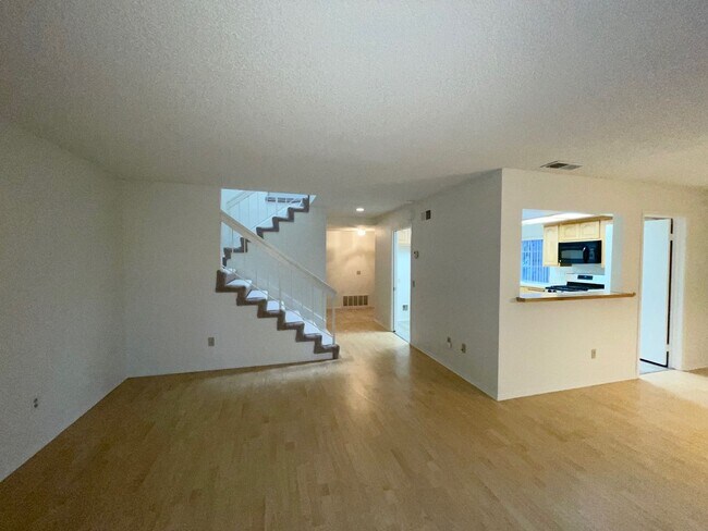 Foto del edificio - Stunning Porter Ranch S&S home centrally located