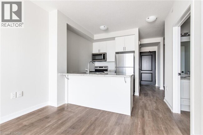 Building Photo - 870 Queenston Rd