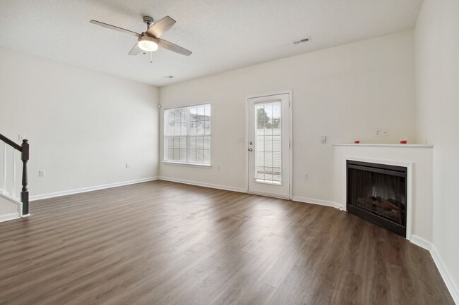 Foto del edificio - 3 Bedroom Townhome in Raleigh