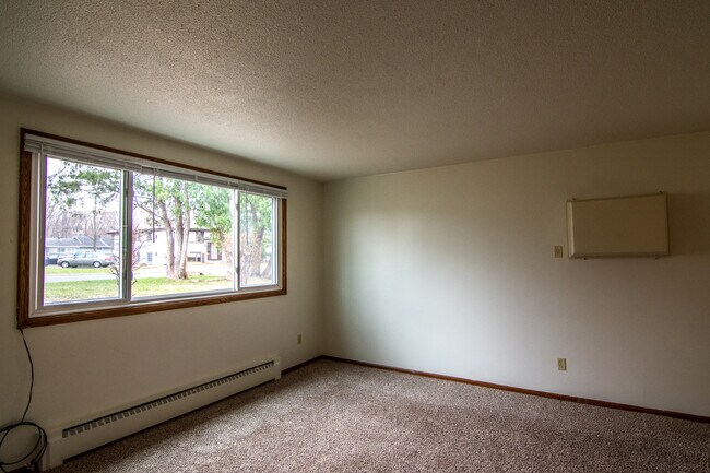 sala de estar desde la puerta principal - 117 Mississippi Pl
