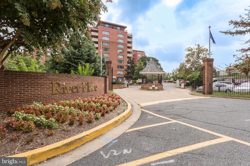 Foto principal - 1021 Arlington Blvd
