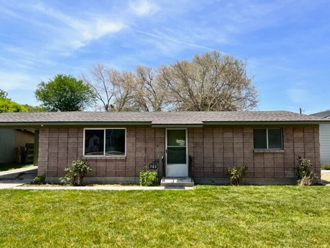 Foto del edificio - 1103 Holly~Darling Home Just 1 Block from ...