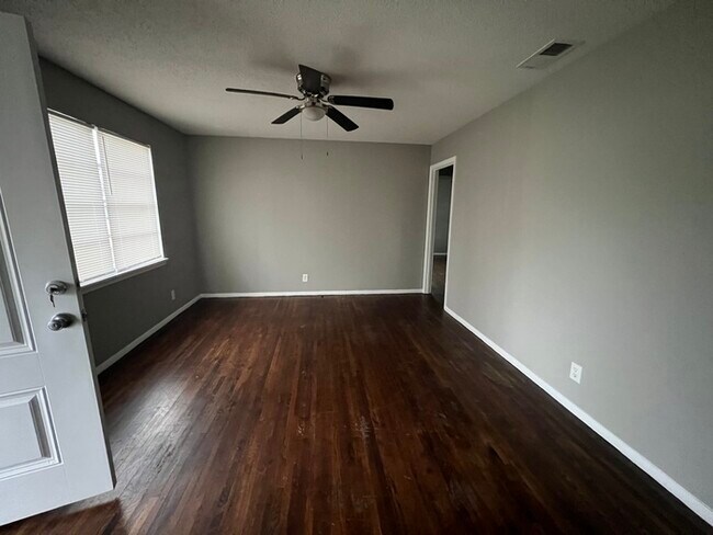 Building Photo - 5163 Pickett Cove