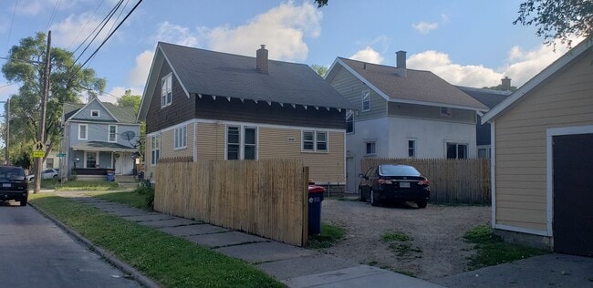 Foto del edificio - Charming, Comfortable And Convenient 2 Story Residential Home for Rent