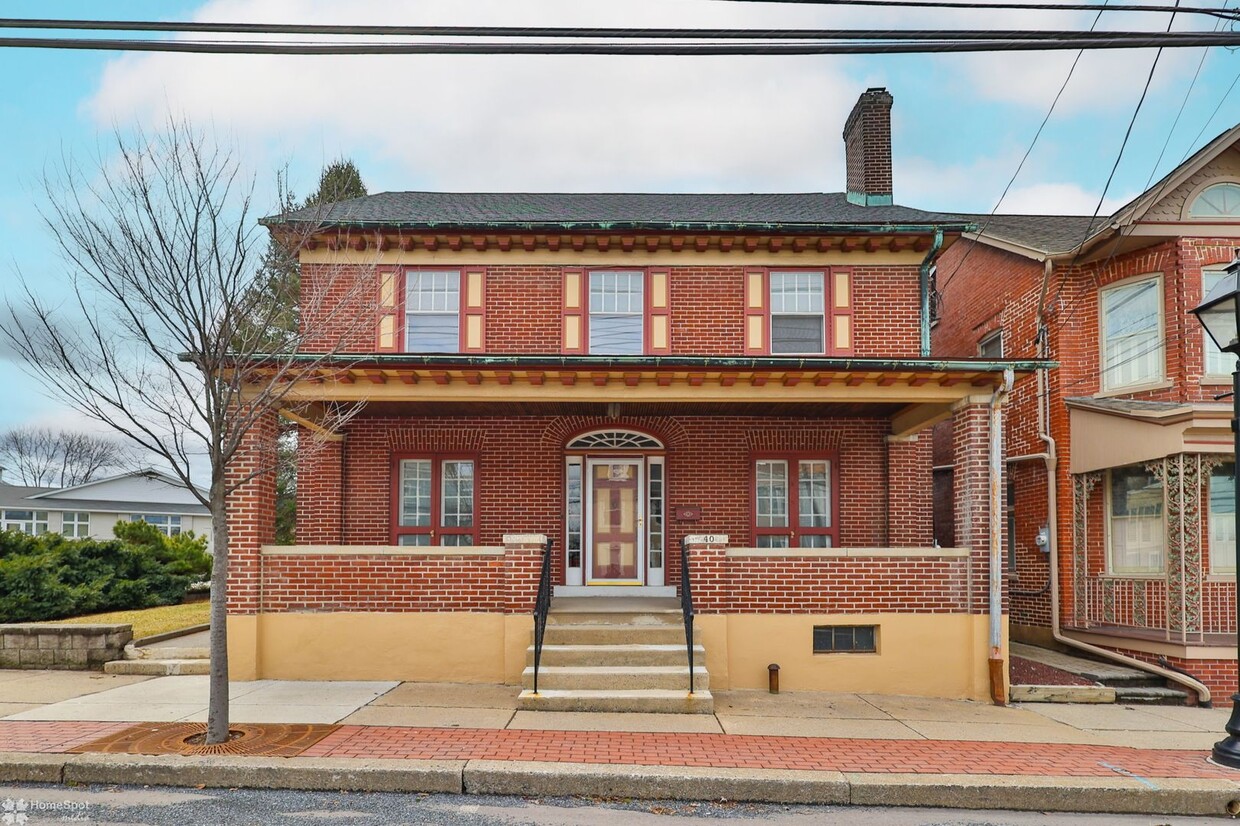 Foto principal - MACUNGIE 4BR 1.5 BATH CLASSIC HOME