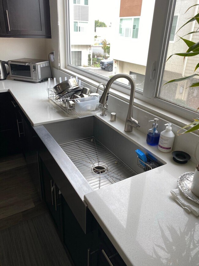 Foto del edificio - 8004 Cherry Ln