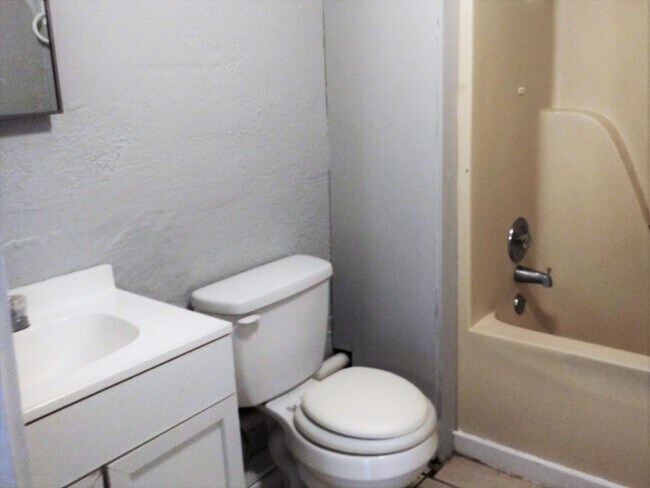 Foto del edificio - YOU CAN'T BEAT THIS VALUE! Spacious 3/2 Bungalow on a Quiet Street ~