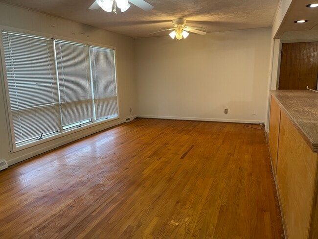 Building Photo - 102 Oaklawn Cir