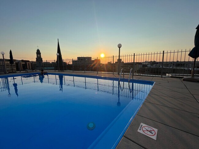 Foto del edificio - Stunning 1 BR with a Large Den with Closet...