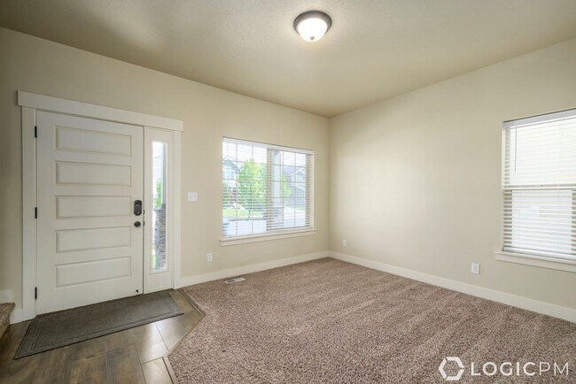 Building Photo - Stunning Single Family Home In Excellent L...