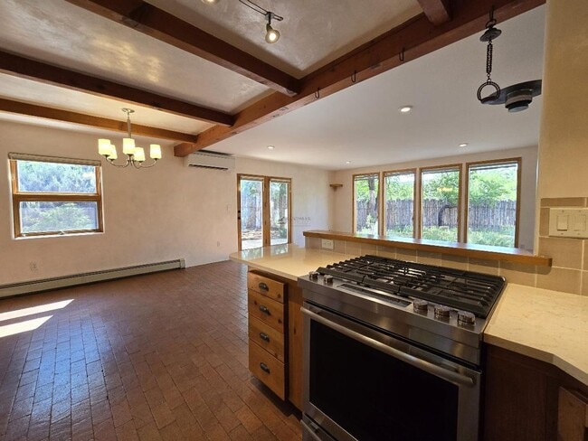 Building Photo - 133 Valley Dr