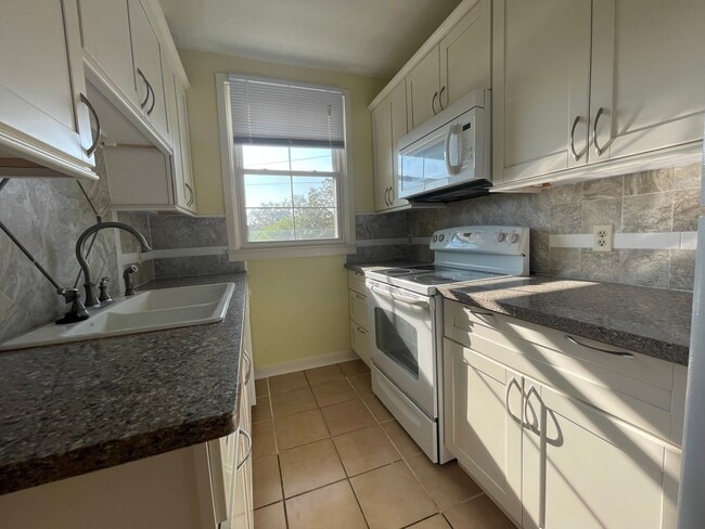 Building Photo - St Charles Ave 1BR with OFF STREET parking...
