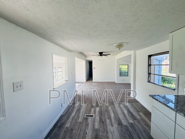 Foto del edificio - 2229 Maureen Blvd N