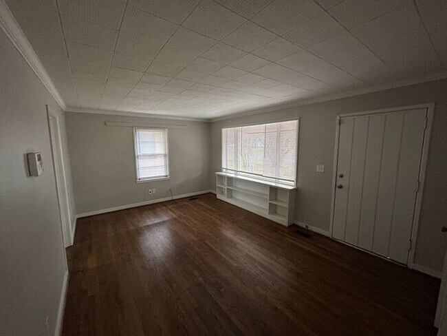 Foto del edificio - Adorable 3-Bedroom Home with Fenced Backya...
