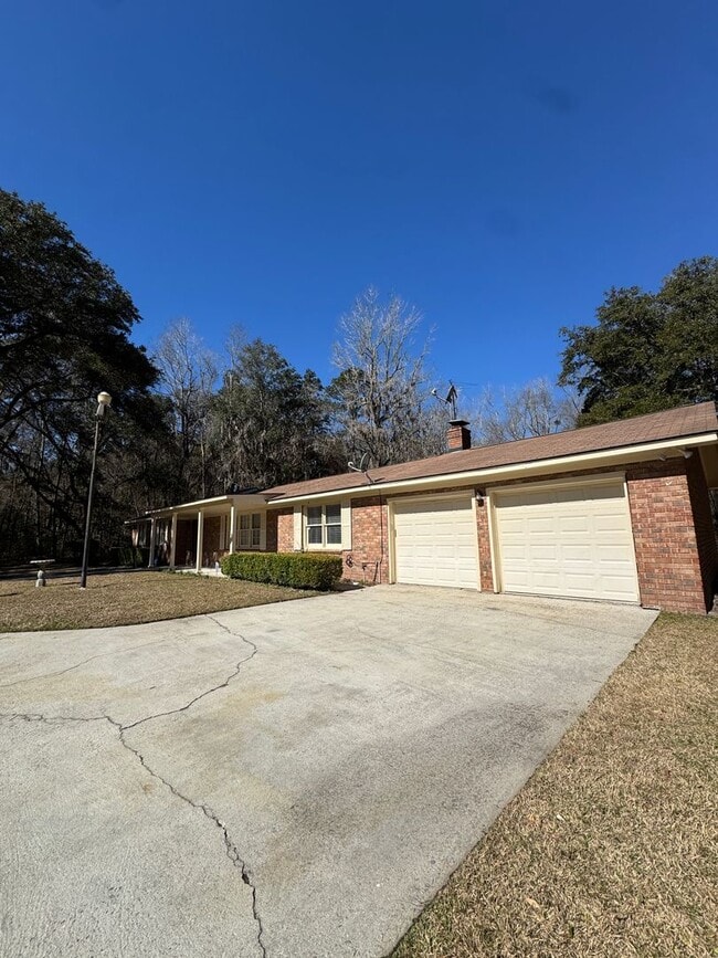 Building Photo - 3 BED | 2 BATH | TWO CAR GARAGE | LARGE FRONT AND BACK YARDS | AVAILABLE NOW