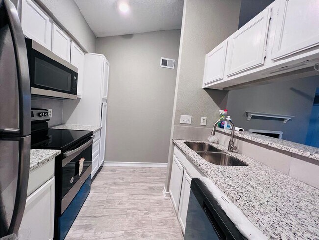 Building Photo - 2121 El Paseo St