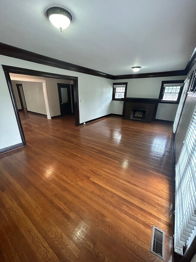 Building Photo - COMING SOON! 6 Bed, 2.5 Bath Home Near UMKC!!
