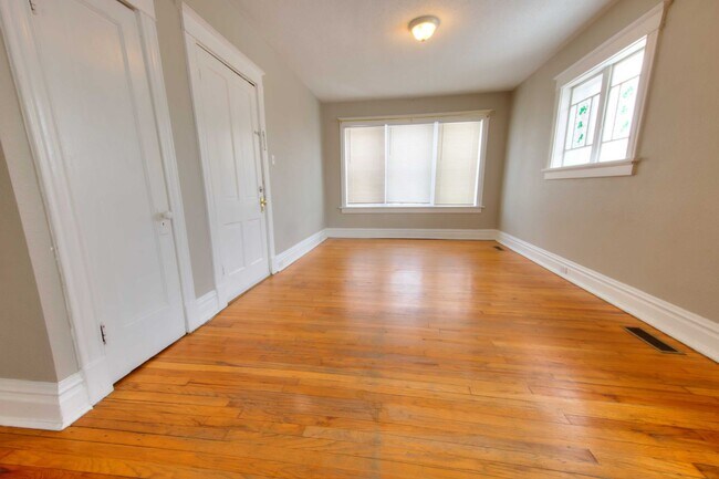 Foto del edificio - Charming & Spacious 3-Bedroom Unit with Private Master Suite