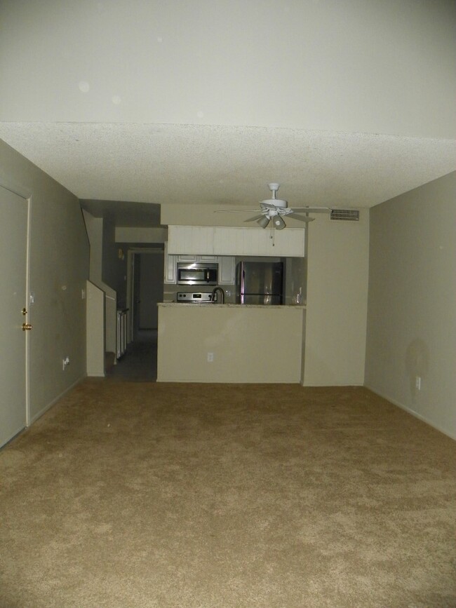 Foto del edificio - 2 Bedroom townhome with garage! Remodeled ...