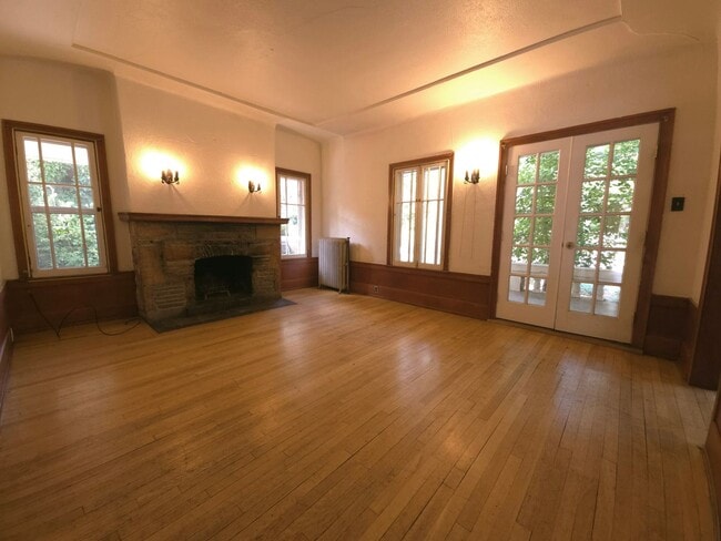 Building Photo - Main Floor of Triplex with Awesome Front P...