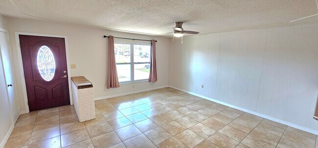 Foto del edificio - 1380 Floral Ln