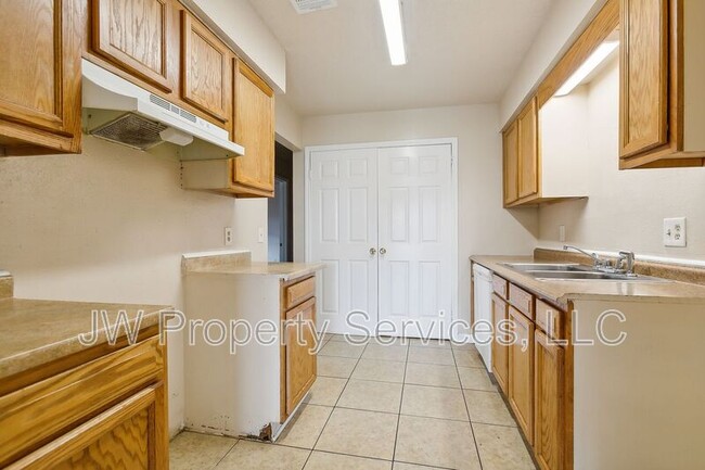 Building Photo - 901 E Monterey Ct