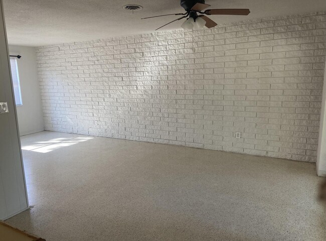 Building Photo - 65 N Capri Dr
