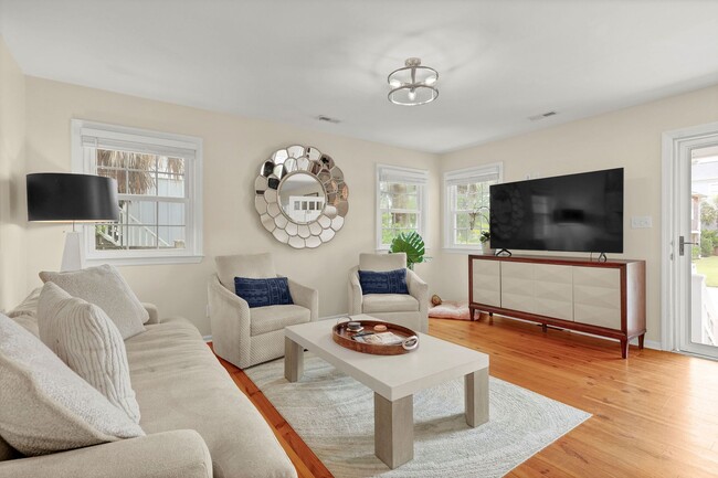 Building Photo - Furnished Off-Season 3bd/2ba Coastal Retreat with Screened Porch & Private Parking