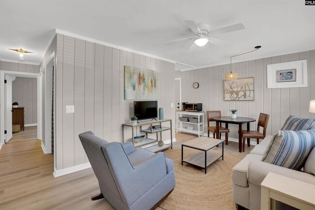 Building Photo - Renovated & Furnished Apartment in Quiet R...