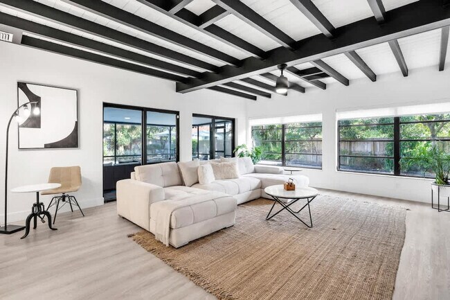 Foto del edificio - 704 NE 2nd St