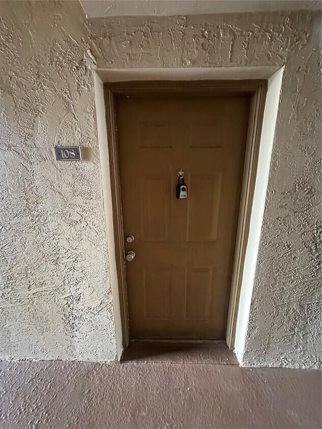 Foto principal - 11730 SW 2nd St
