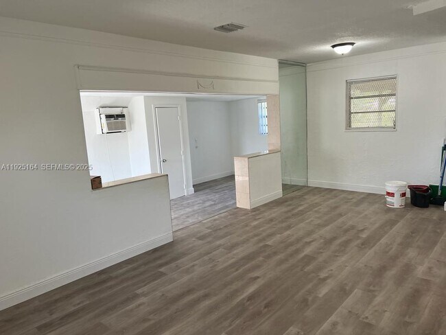 Building Photo - 1707 NW 14th Ct