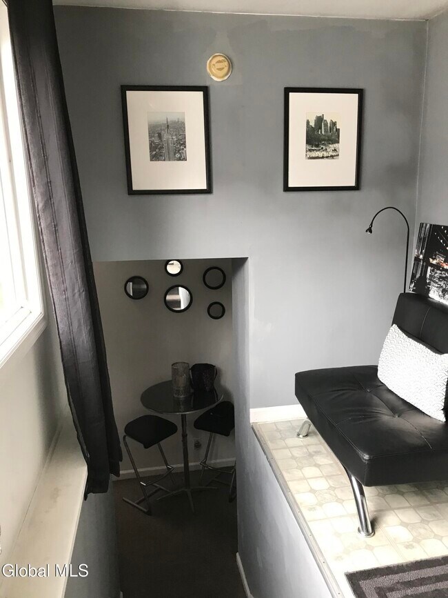 Foto del edificio - 80-82-82 Milton Ave