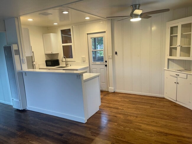Building Photo - Updated 1 Bed, 1 Bath House in the Heart o...