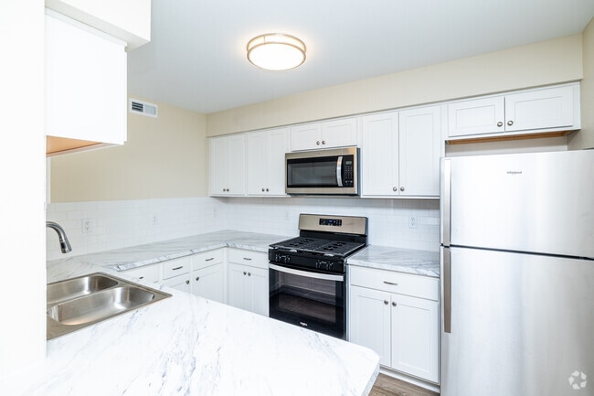 2BD, 1BA - 750SF - Kitchen - River Ridge Apartments