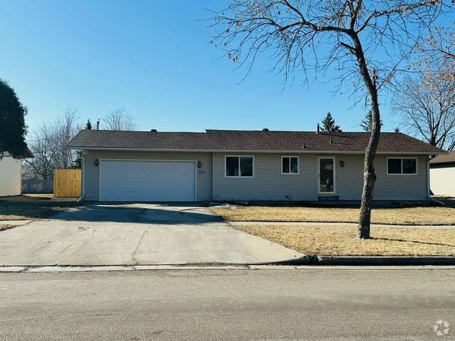 Building Photo - 301 10 1/2 Ave E