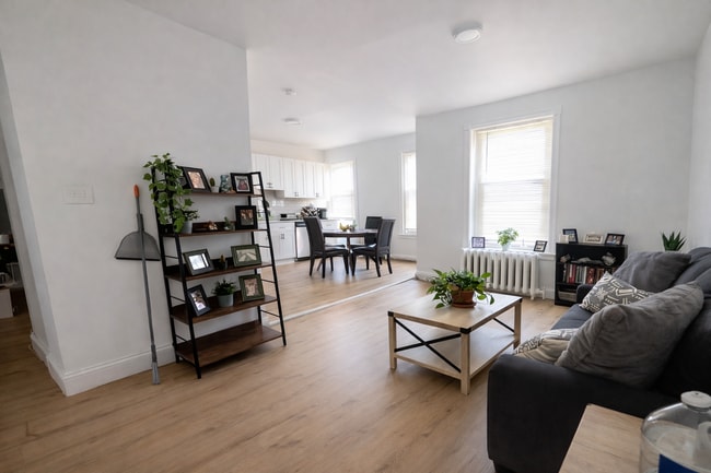 Building Photo - Bright Renovated 2-Bedroom w/ Stainless Kitchen & 1,000 Sq Ft