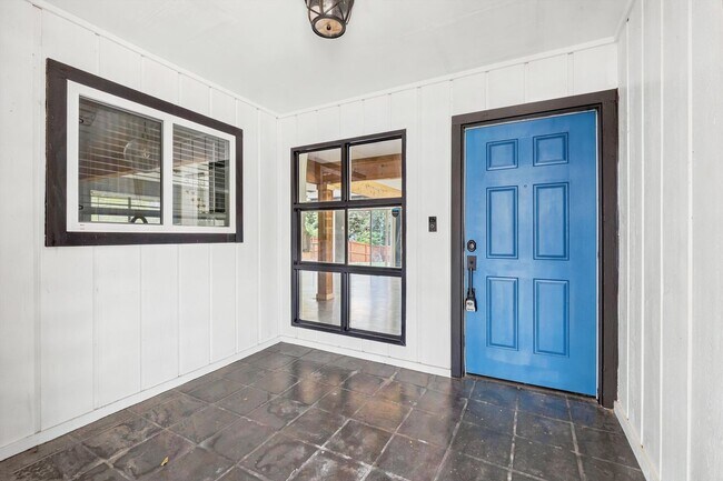 Building Photo - Modern Open Floor Plan