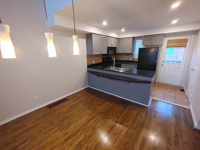 Building Photo - Townhome – 2 Bdrm + Loft + Den - Junction ...