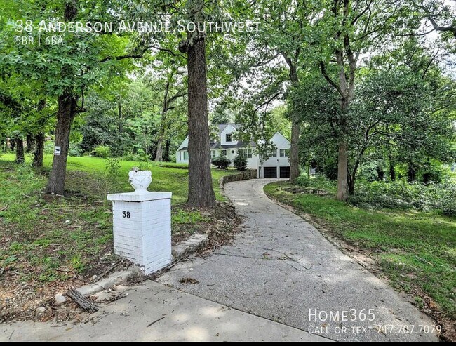 Foto del edificio - Beautiful 3,116 sq ft home with a finished...