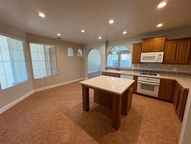 Foto del edificio - Gorgeous home in NW Visalia with a split f...