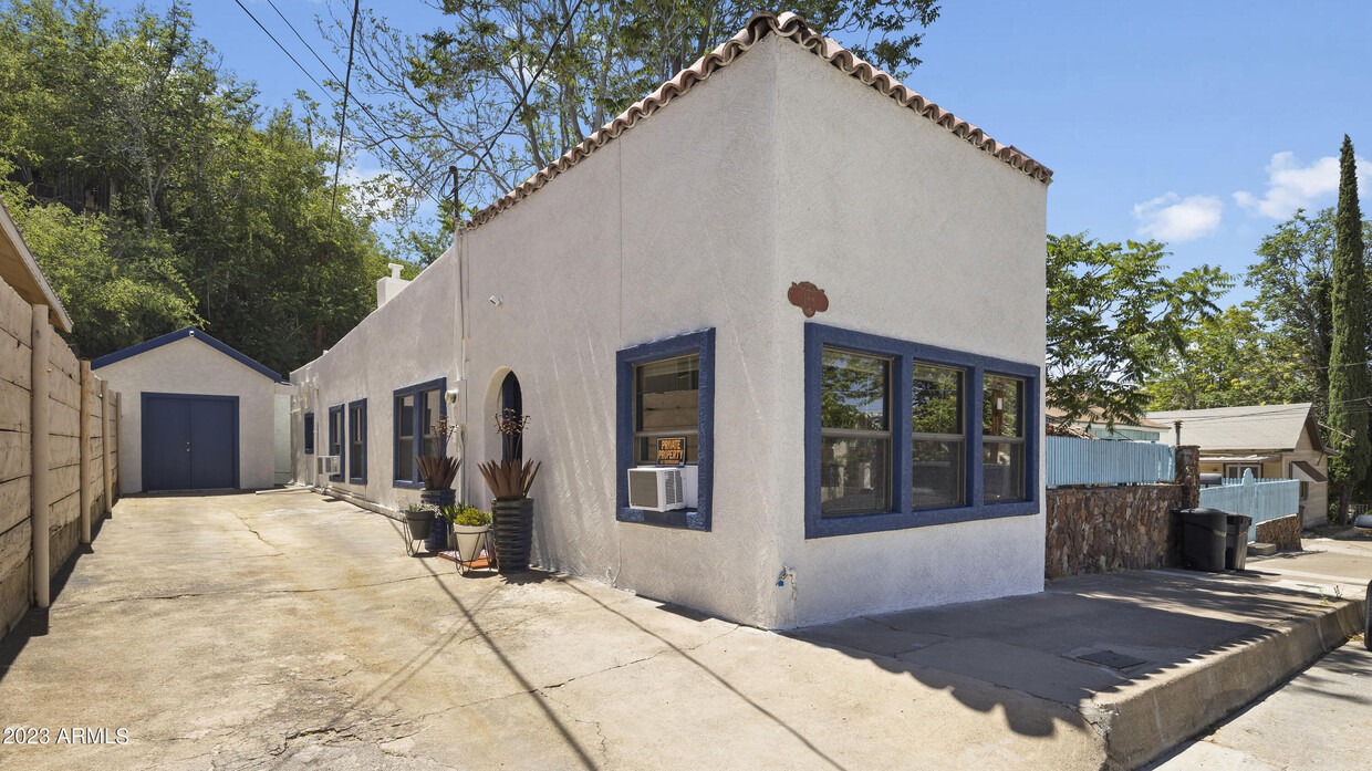 Foto principal - 188 S Adonis Ave
