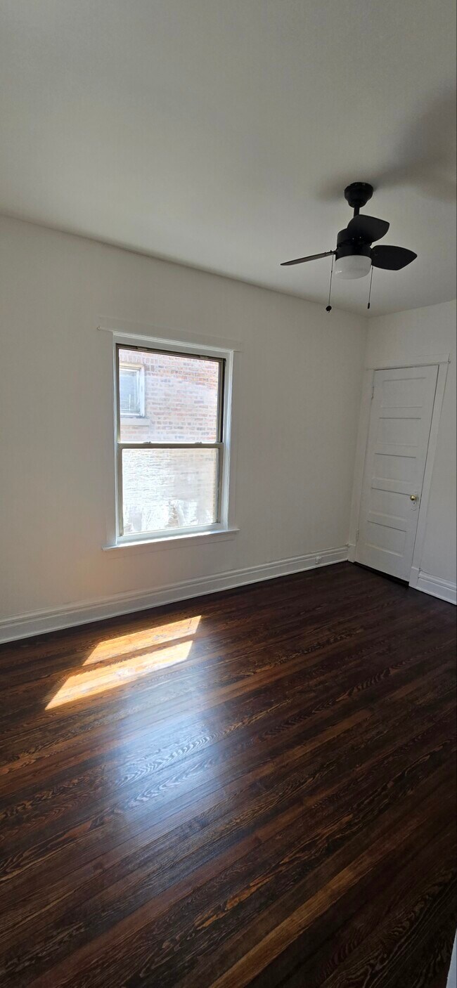 Foto del edificio - 2745 W Belmont Ave