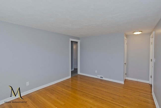Foto del edificio - 320 Island Pond Rd