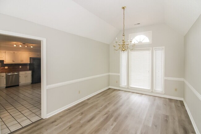 Foto del edificio - 8731 Oak Trail Ln