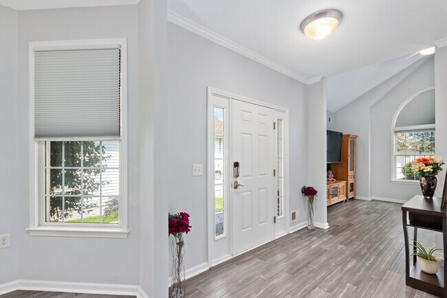 Building Photo - 33 Tallman Ln