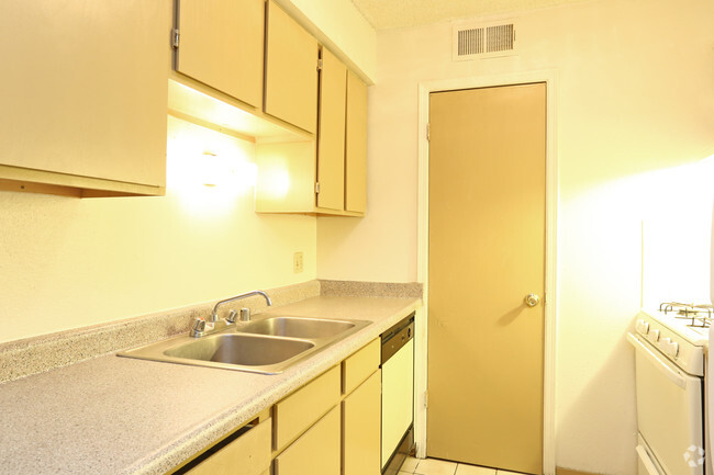 Three Bedroom, Kitchen - Sun Pointe Park Apartments